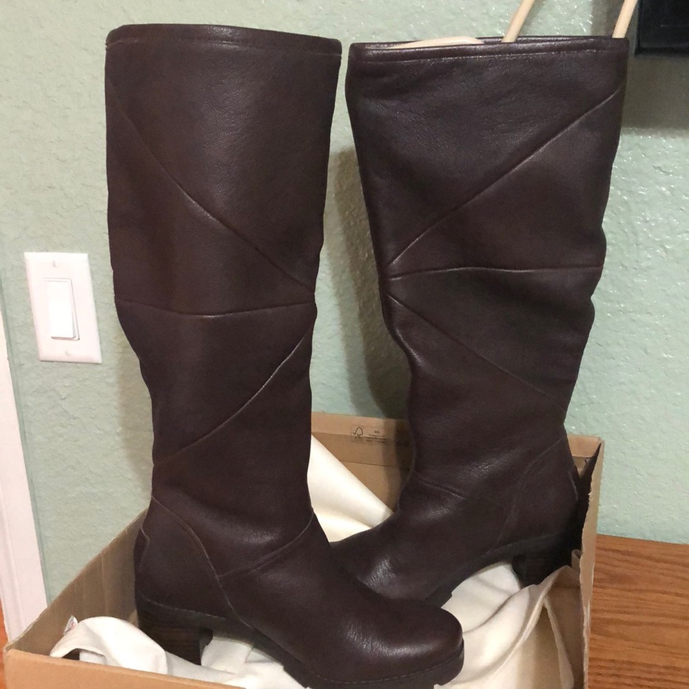 Brand new leather UGG Avery boots